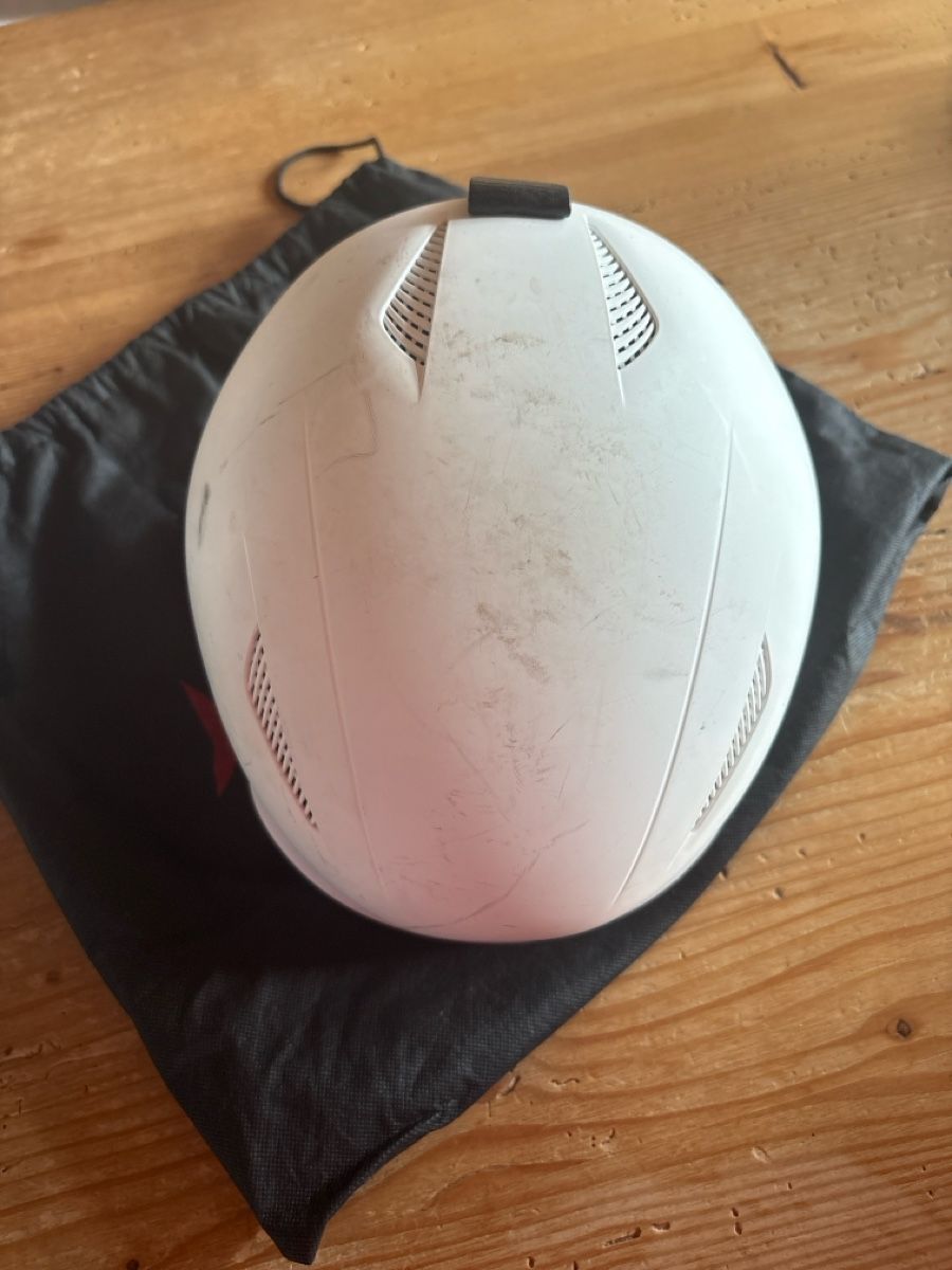 Atomic Helme: Skihelm Atomic weiss Grösse M mit Beutel gebraucht – Gebraucht aus Bergdietikon von anne.schatzmann 3