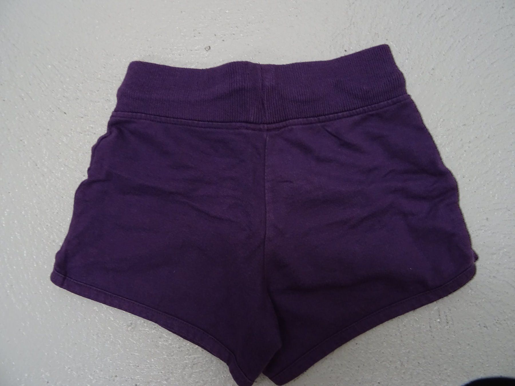 Pantaloni: Turnhose violett, Gr. 122 – Usato da Waltenschwil venduto da MeKo8 1