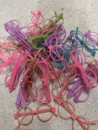 Vingtaine de paire de lunettes fluorescentes pour événements