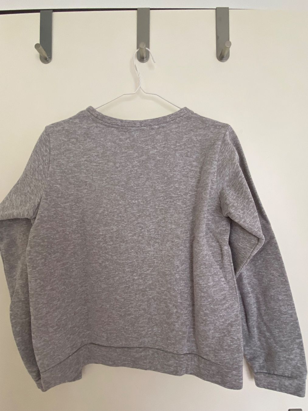 Maglioni & Felpe: Grauer Pullover mit Schriftzug "Lipstick", Grösse S – Usato da Kilchberg ZH venduto da lin_9p9m 1