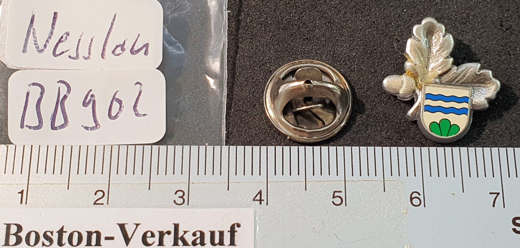Plaketten & Abzeichen: BB902 - Pin Gemeinde Nesslau - Jäger Abzeichen? – Gebraucht aus Reinach BL von Boston-Verkauf 1