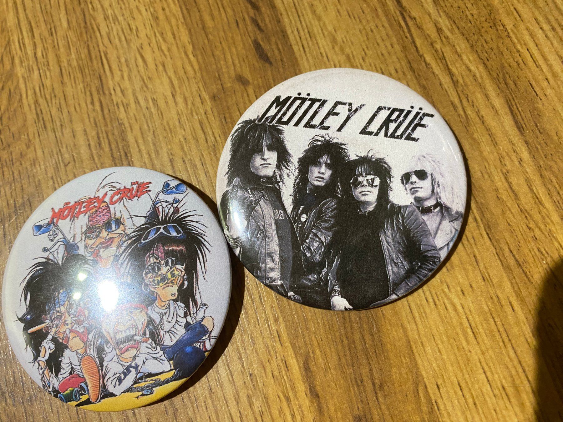 Placchette & Badge: Mötley Crüe - Magnet & Ansteck Badges! – Nuovo (secondo la descrizione) da Basel venduto da FatCatPacksTheRatt 2