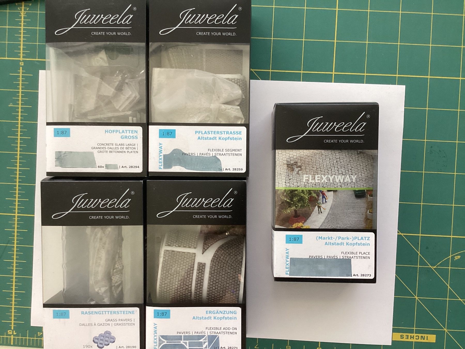 Modellini di ferrovie: Juweela H0 4 Sets und ein angebrauchtes – Nuovo e nell'imballaggio originale da Rudolfstetten venduto da Gwyneth2