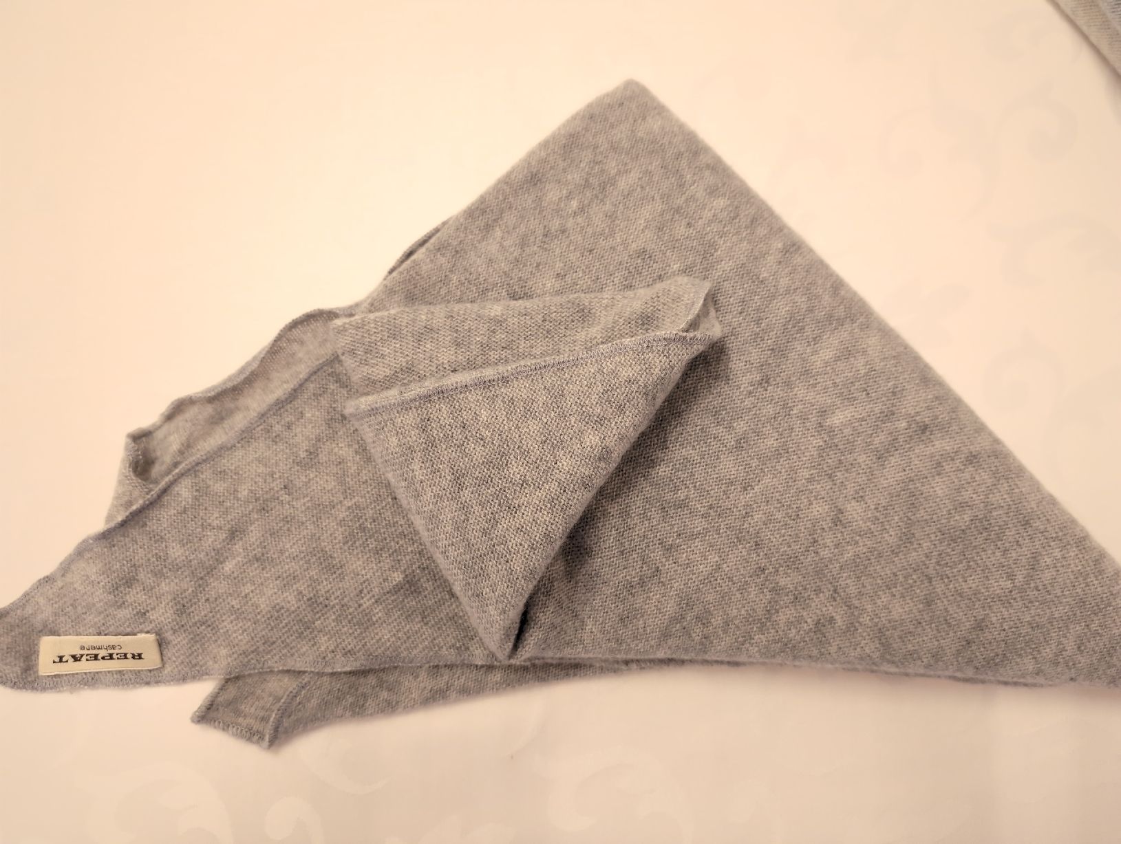 Repeat Foulards, Tücher & Schals: Repeat 100% Cashmere  Dreiecksschal, Neuwertig, hellgrau – Neu (gemäss Beschreibung) aus Zürich von rom_zh