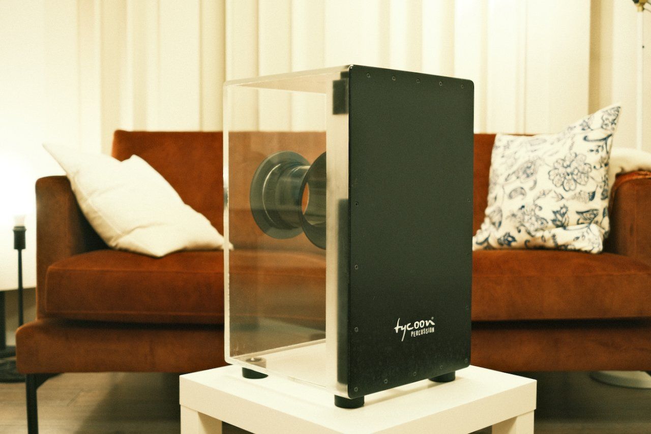 Strumenti musicali: Acrylic Cajon by Tycoon Percussion  + Cajon Port + Gewa case – Usato da Villars-Burquin venduto da loricmat