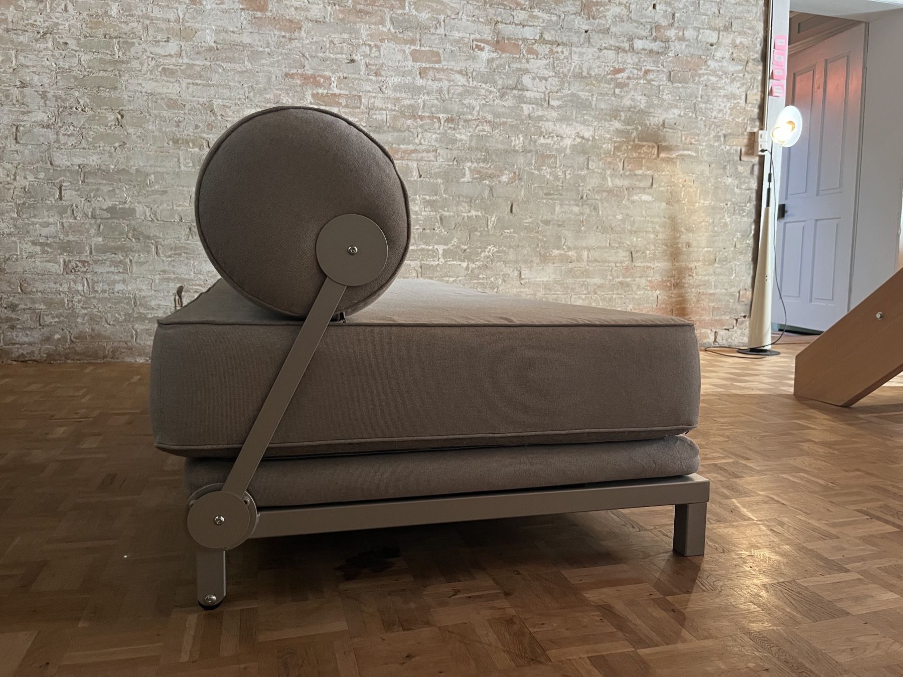 Divani: Softline Sleep Daybed  – Design Schlafsofa hellgrau – Usato da Bühler venduto da AU26 1