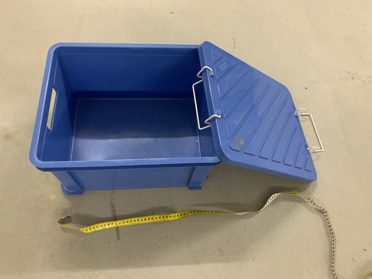 Casse di trasporto: Blaue Kunststoffbox mit Deckel und Verschluss – Usato da Erlenbach ZH venduto da Ritschly 1