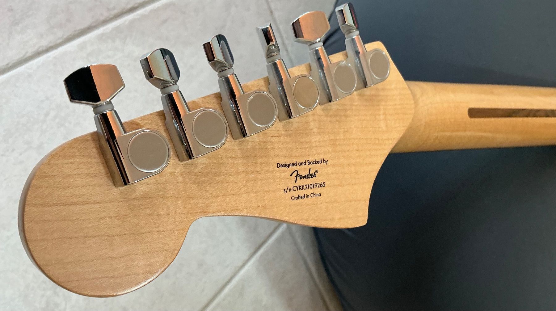 Squier Strumenti musicali: Squier by Fender Affinity Jazzmaster Ltd. Black/Burnt Orange – Nuovo (secondo la descrizione) da Rümlang venduto da barognoni 8