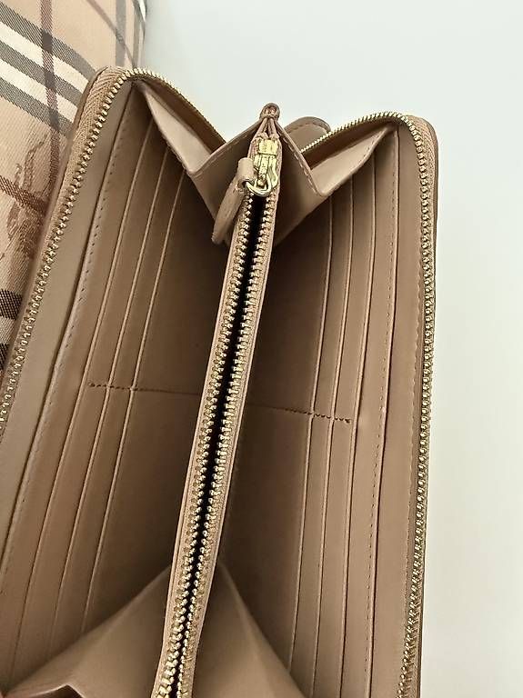 Borse da donna: Burberry Tasche und Geldbeutel  – Usato da Riehen venduto da IvoC02 1