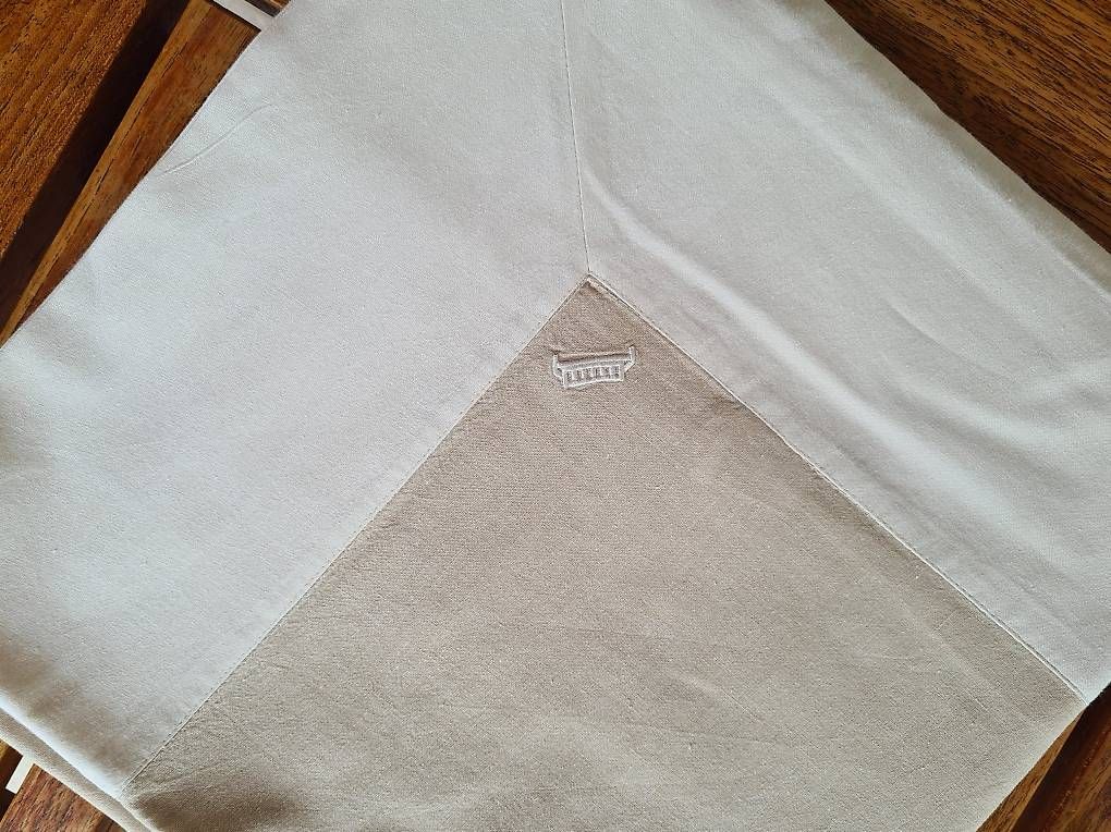 Altra biancheria da tavola: Tischtuch  quadratisch, beige mit weissem Rand – Usato da Meilen venduto da ssdjkb 2