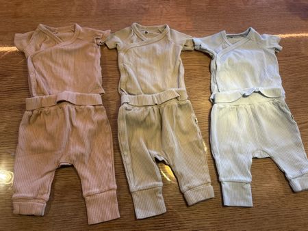 3 Baby Sets Wickelbodys mit Hosen Grösse 56 gebraucht