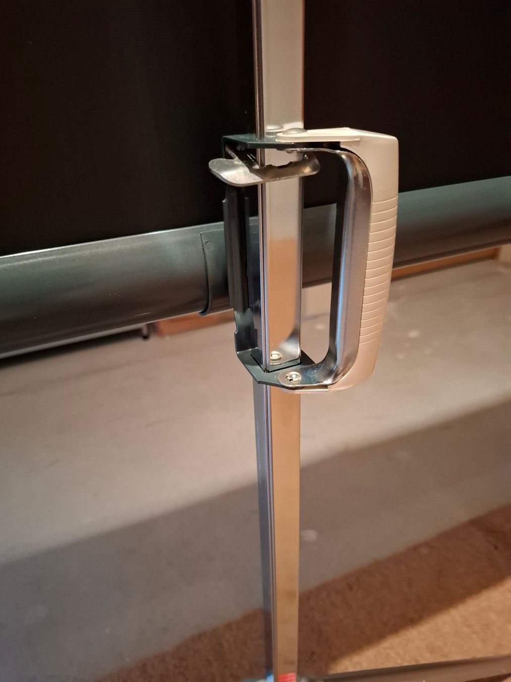 Sonstige Dekorationen & Accessoires: Projection Screen/Leinwand mit Stativ – Gebraucht aus Effretikon von kauli87 1