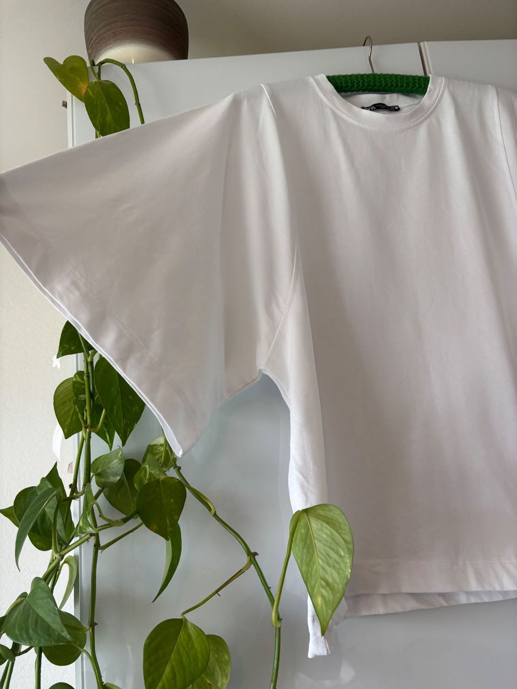 Zara T-Shirts: ZARA weisses Shirt mit Statement Ärmeln Gr. M – Gebraucht aus Zürich von missmodernage 1