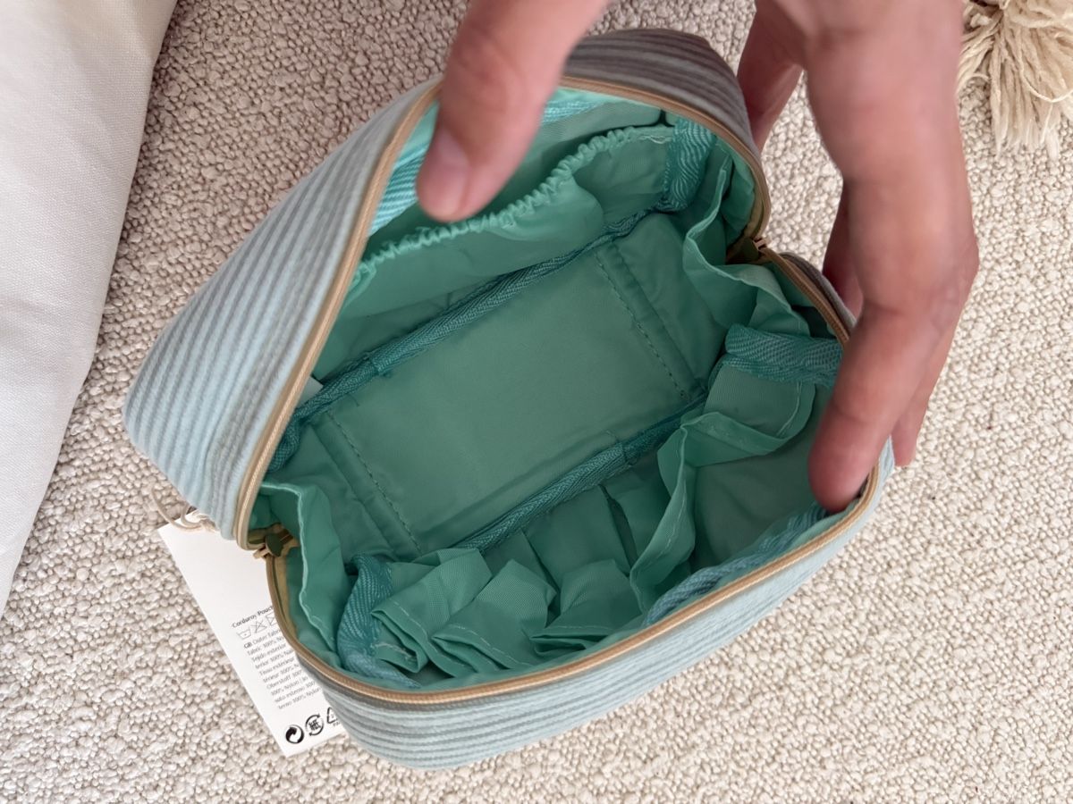Custodie per cosmetici: Süsses Necessaire Täschli, hellblau Blumenmotiv! – Nuovo e nell'imballaggio originale da Volketswil venduto da habibeoez 1
