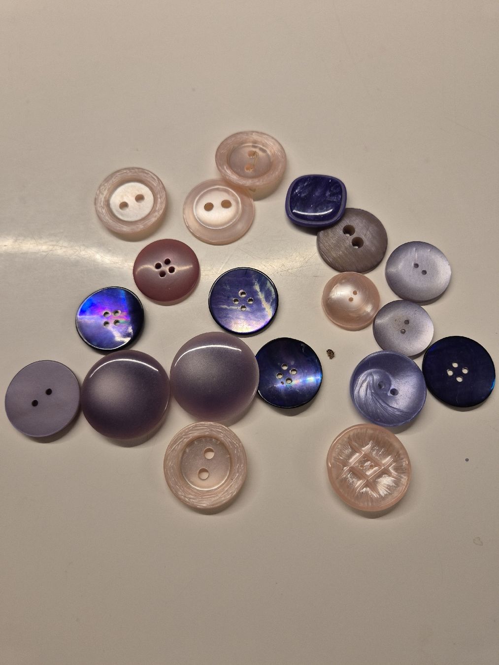 Boutons: Knöpfe gemischt lila und rosa – D'occasion à Krauchthal par SamsPuce
