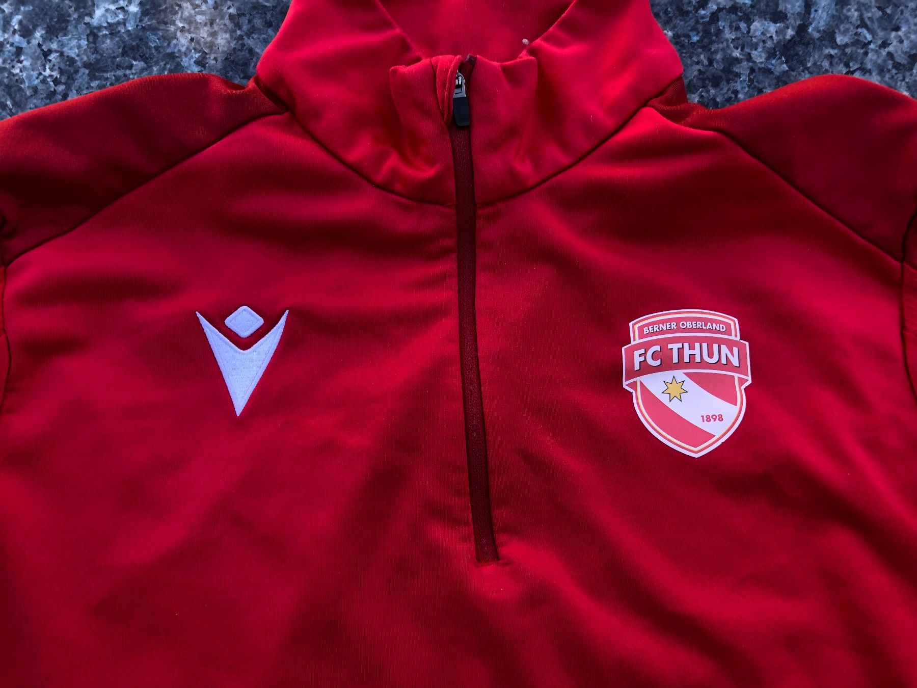 Pullover & Sweatshirts: Trainings Pullover FC Thun Grösse M absolut Neu – Gebraucht aus Herzogenbuchsee von Feltre. 1
