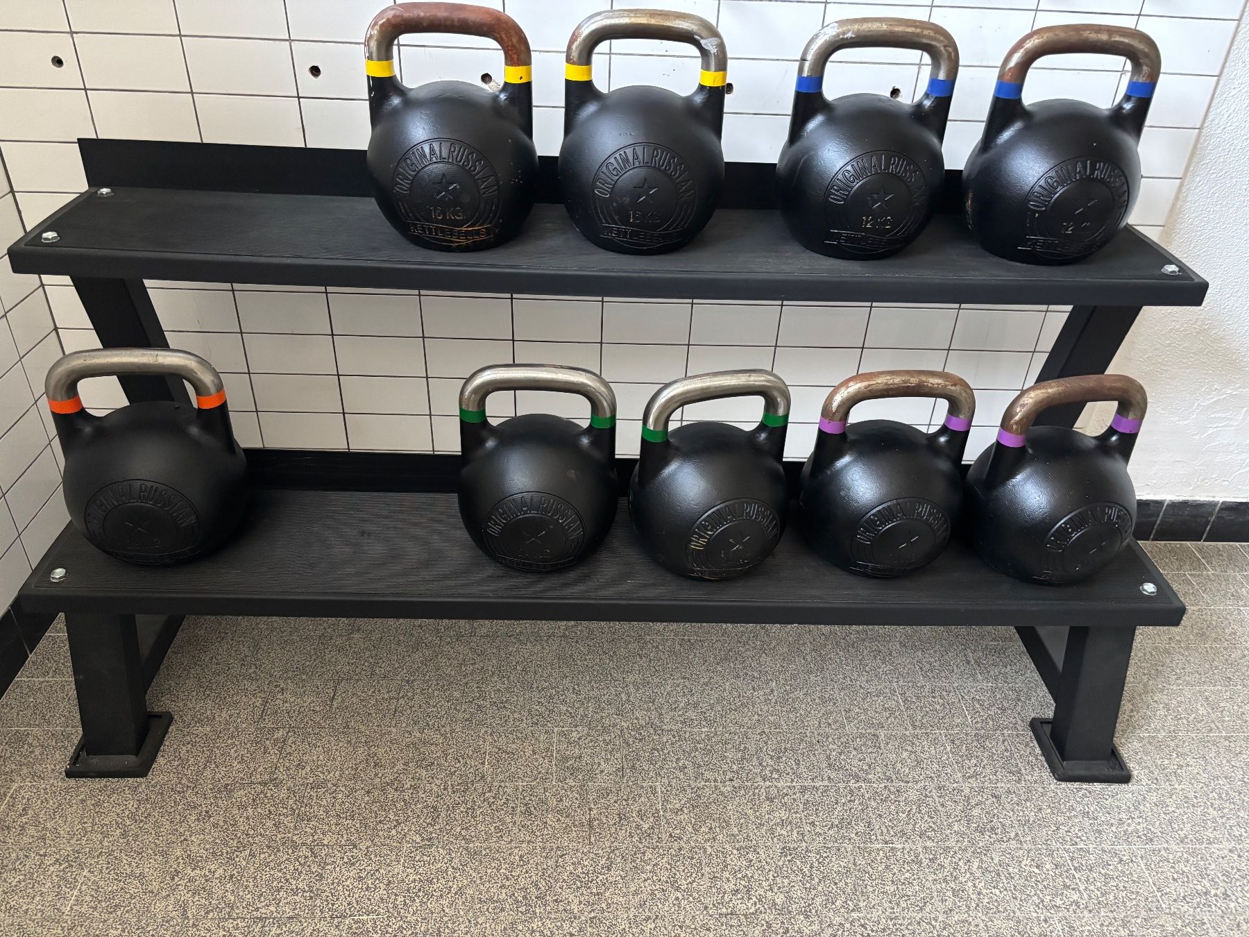 Jordan Hanteln & Gewichte: Kettlebells Competition  1x12, 1x28, inkl. Ablage – Gebraucht aus Zürich von Peter_Schmitt