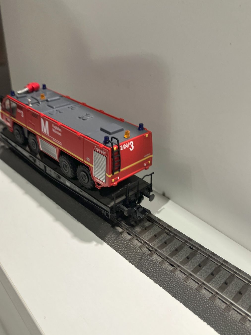 Märklin Modellini di ferrovie: märklin; schwerlastwagen DB mit FW-Auto – Nuovo (secondo la descrizione) da solothurn venduto da Lrz74 2