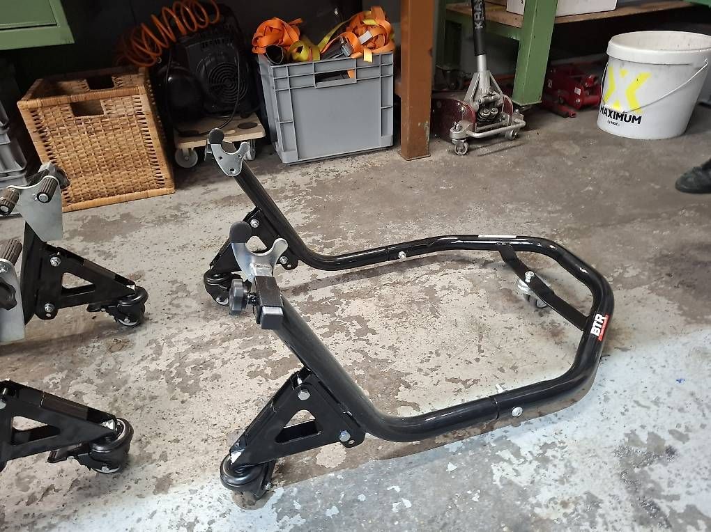 Supporti a parete: BTR Montageständer Set Motorrad – Usato da Rapperswil SG venduto da mac_qd8v