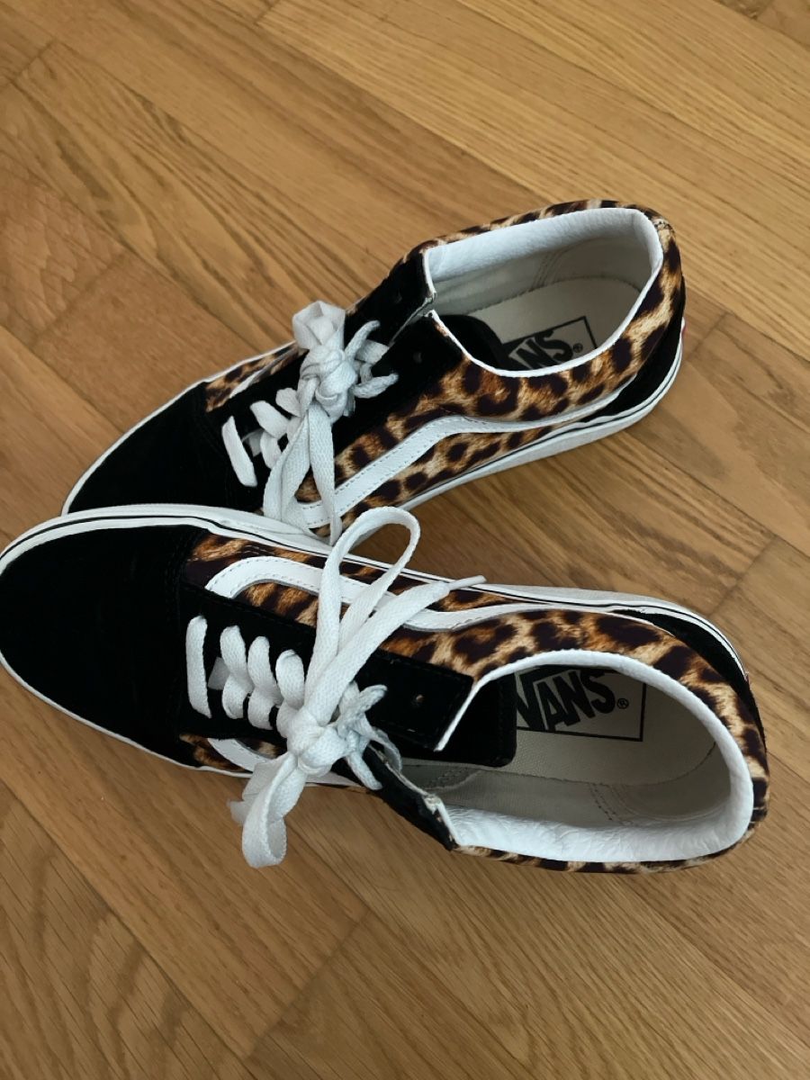 Vans Scarpe da donna: Vans Old Skool Leo Schwarz Grösse 40 – Usato da Lyss venduto da dom_tj5h