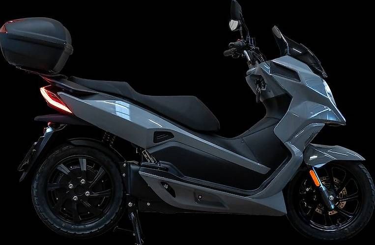 Scooters: AVERSUS Falcon E-Roller A1 90 km/h – Neu und originalverpackt aus Oftringen von AversusBikestore 1