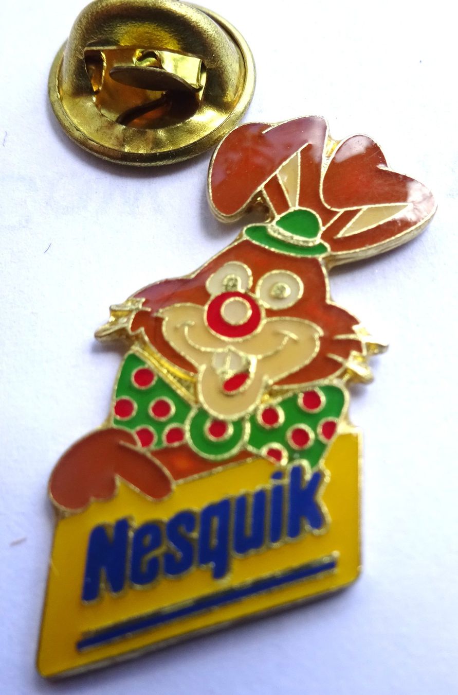Plaketten & Abzeichen: 2 Pin Nesquik 2 Hasen, mit Rollbrett – Gebraucht aus Utzenstorf von BUtter81