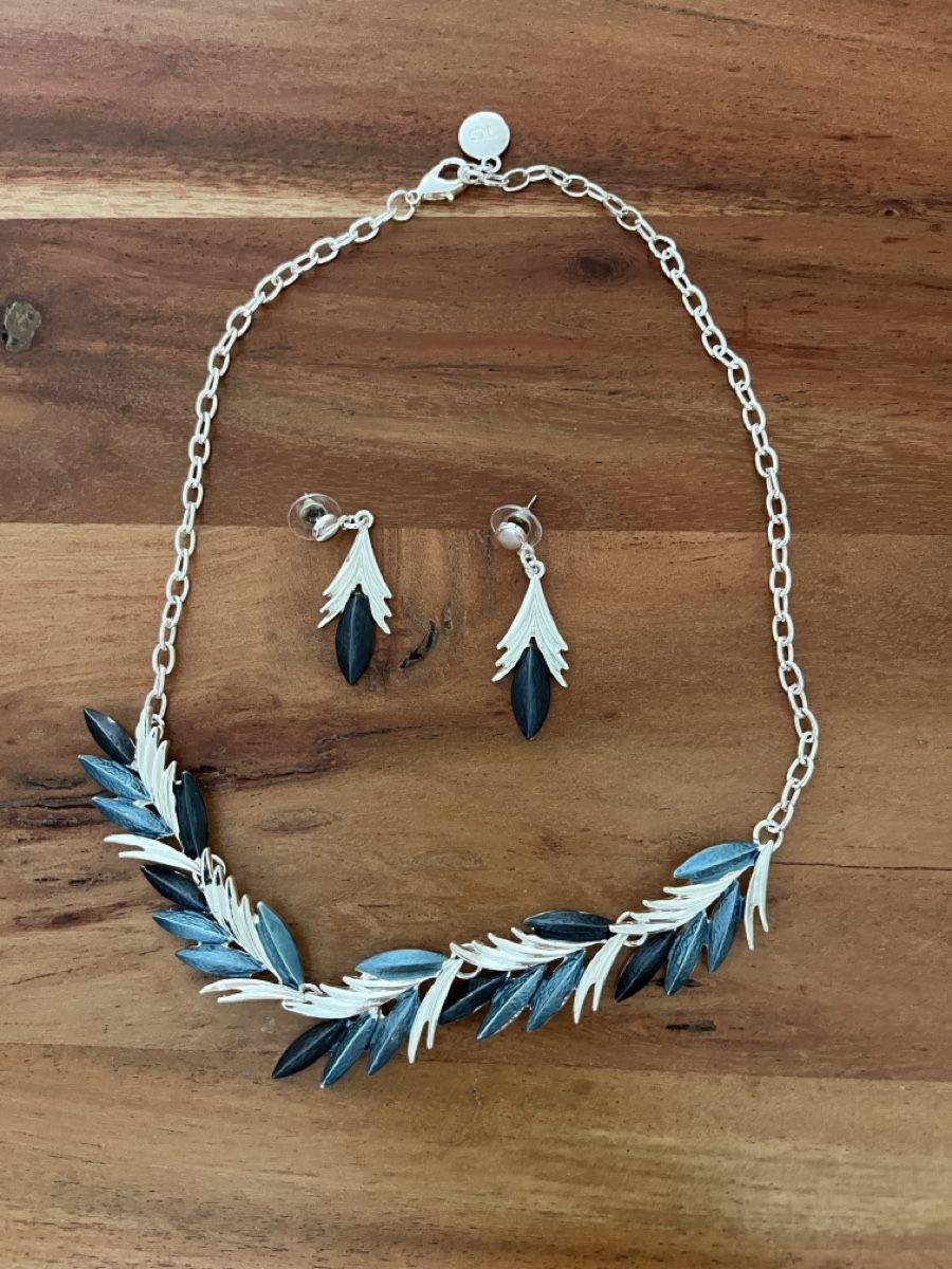 Altri gioielli: Necklace and Earrings Set - Leaf Design – Nuovo (secondo la descrizione) da Thalwil venduto da zen_hpz5
