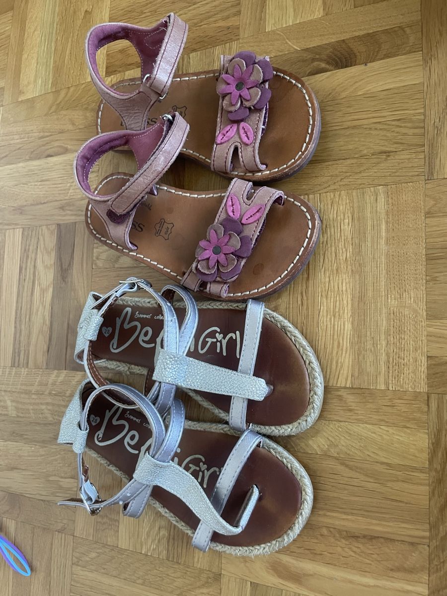 Scarpe per ragazze: 2 Pairs de Sandales cuir pointure 28 – Usato da Versoix venduto da Pti-pois