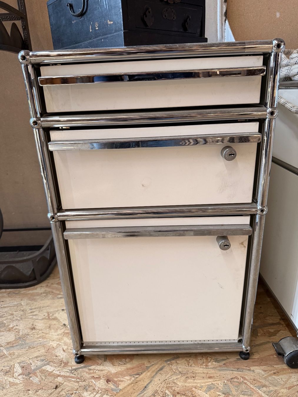USM Korpus: USM Haller -Rollcontainer Weiss 3 Schubladen, gebraucht – Gebraucht aus Cham von Chramschopf