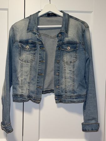 Top Jeansjacke - Perfekt für den Sommer!