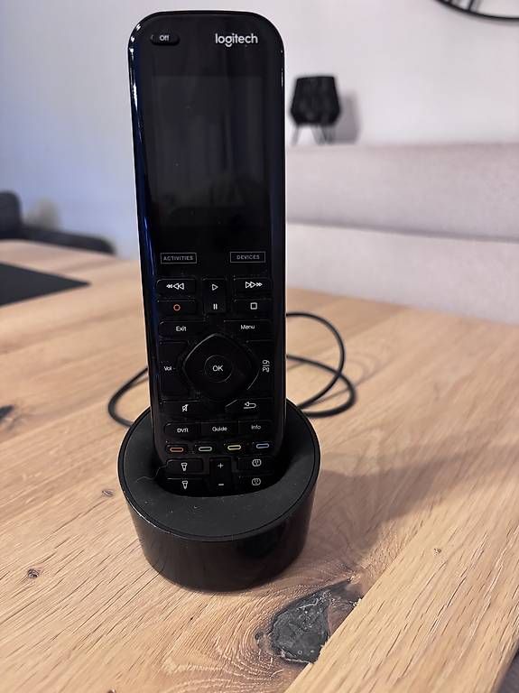 Telecomandi: Logitech Harmony Touch Universalfernbedienung – Usato da Stäfa venduto da beni_neuhaus