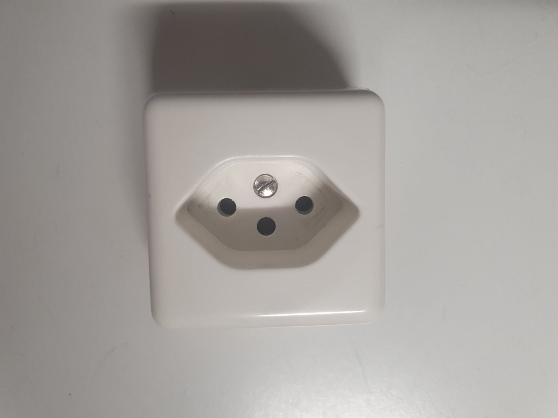 Spine: AP Steckdose T13 Weiss Standard – Usato da Zürich venduto da Alibaba1234 3