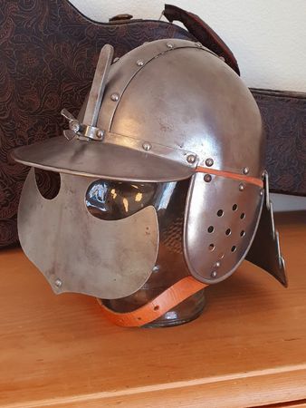 Ritterhelm, geschmiedete Replik aus Stahl