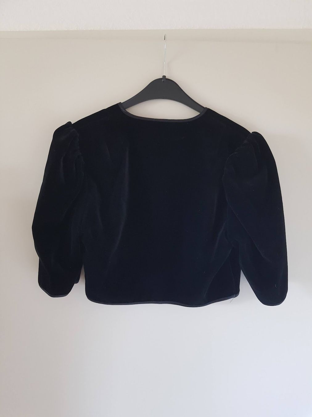 Bolero: Schwarzes Samt Bolero mit Puffärmeln Gr. 36 – Usato da Bern venduto da moehrli05 1