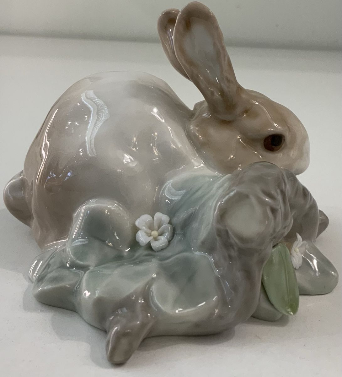 Lladro Statuette: Lapin brun/blanc et sa branche fleuri by Lladro – Usato da rolle venduto da Tontonjulot 1