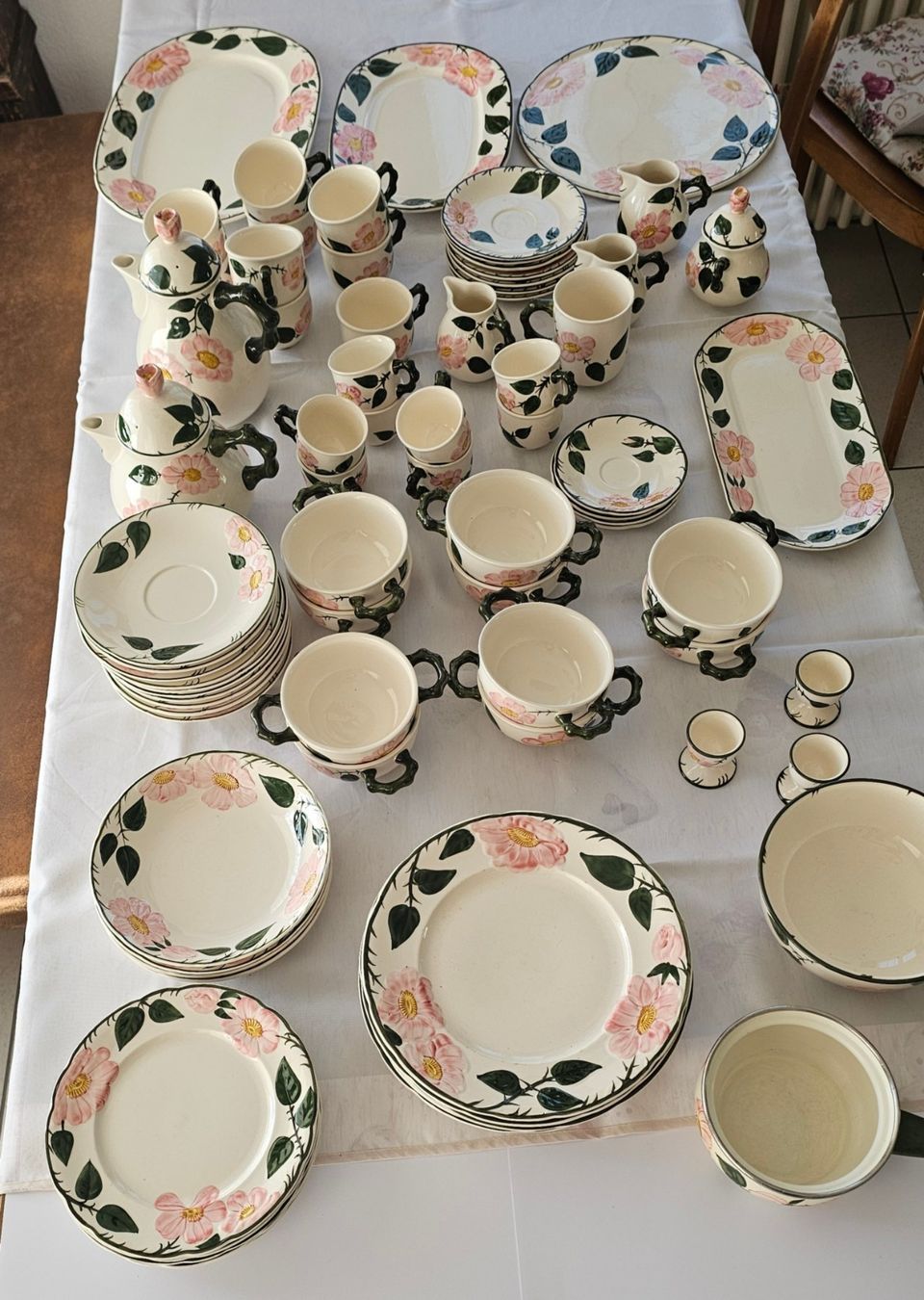 Villeroy & Boch Set di piatti: Geschirrset von Villeroy & Boch 'Wild Rose' – Usato da Walenstadt venduto da pedroju-1