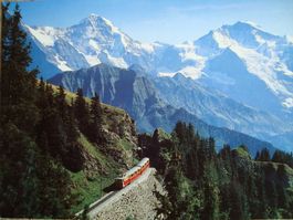 Schynige-Platte-Bahn mit Mönch und Jungfrau