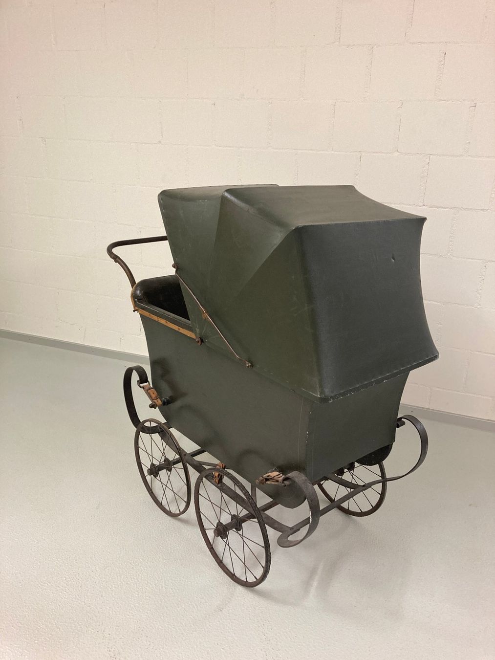 Kinderwagen: Kinderwagen grün, antik – Gebraucht aus Sachseln von abel50 2
