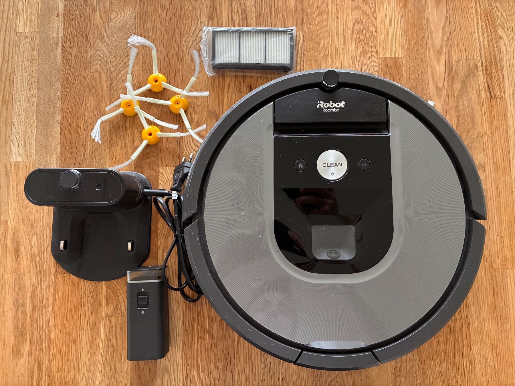 Irobot Staubsauger & Zubehör: iRobot Roomba 960 Robot Vacuum Cleaner – Gebraucht aus Basel von gci_8mfj