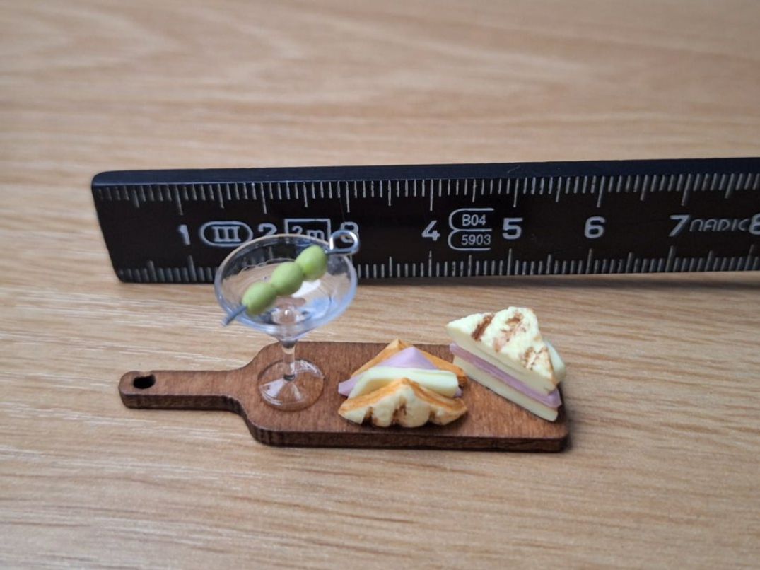 Case e mobili per bambole: Dirty Martini mit Grillsandwich – Nuovo (secondo la descrizione) da Zürich venduto da HandmadeTinyFood 1