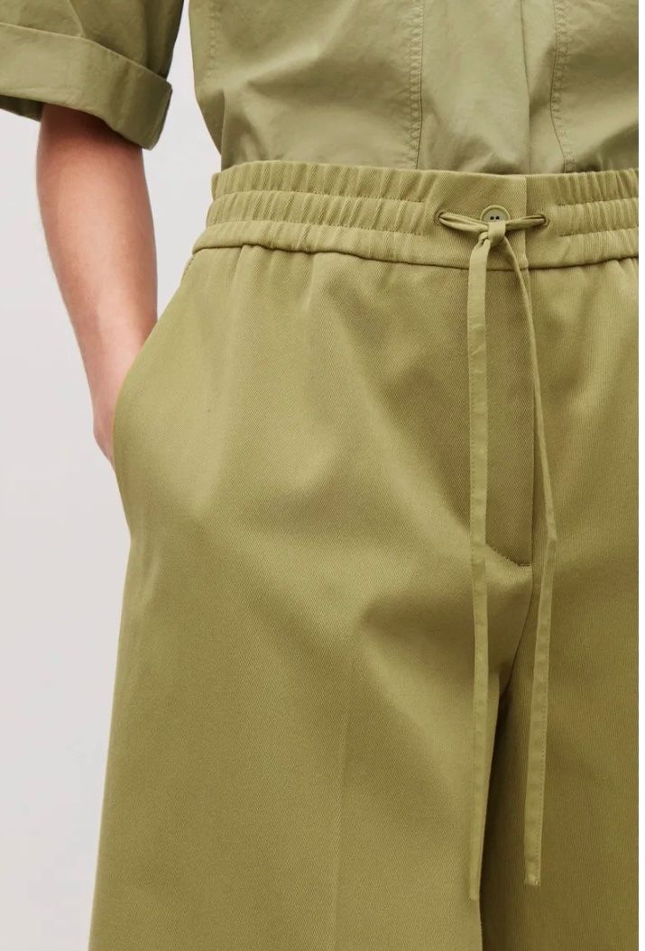Cos Hosen: COS Wide-Leg Drawstring Trousers Olive Green – Gebraucht aus Oberwil b. Zug von fis_2wtq 2