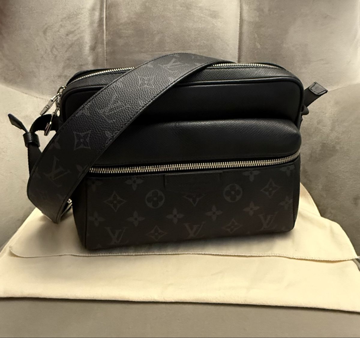 Louis Vuitton Taschen: Louis Vuitton Outdoor Messenger Monogram Eclipse Bag – Neu (gemäss Beschreibung) aus Ennetbaden von WatchGuy