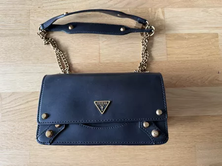Handtasche Guess schwarz mit Kettenträger gebraucht