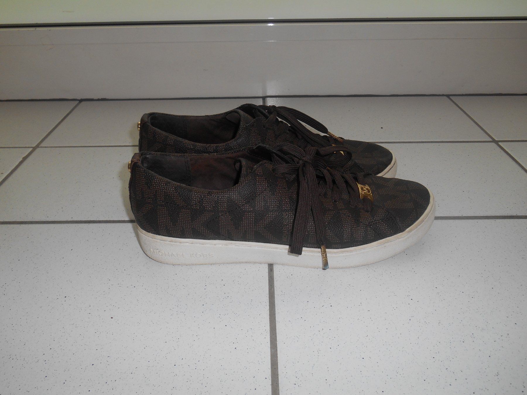 Michael Kors Damenschuhe: Michael Kors Leder Sneaker Grösse 38.5 – Gebraucht aus Basel von chien008