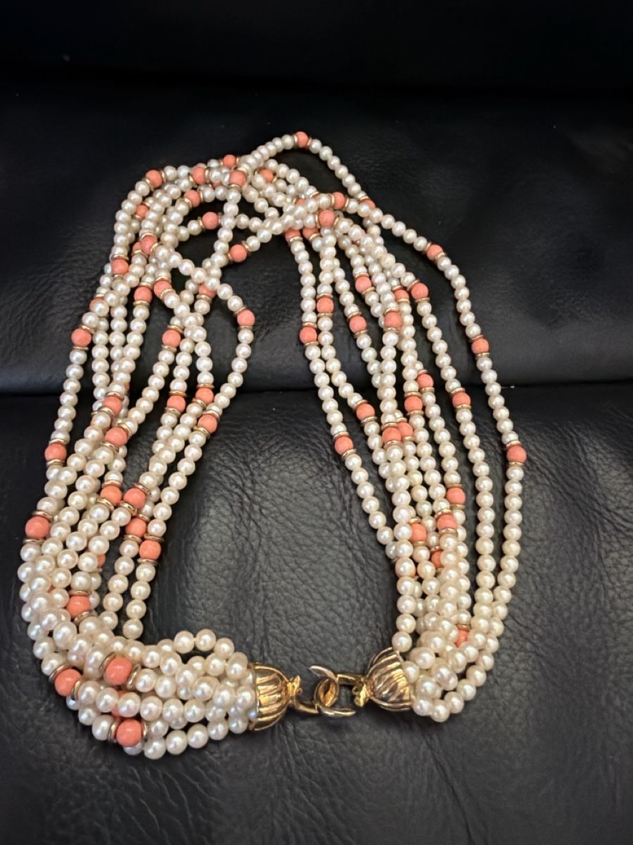 Colliers: Collier perles et corail 8 rangs avec fermoir doré  – D'occasion à Lausanne par Pascal9999