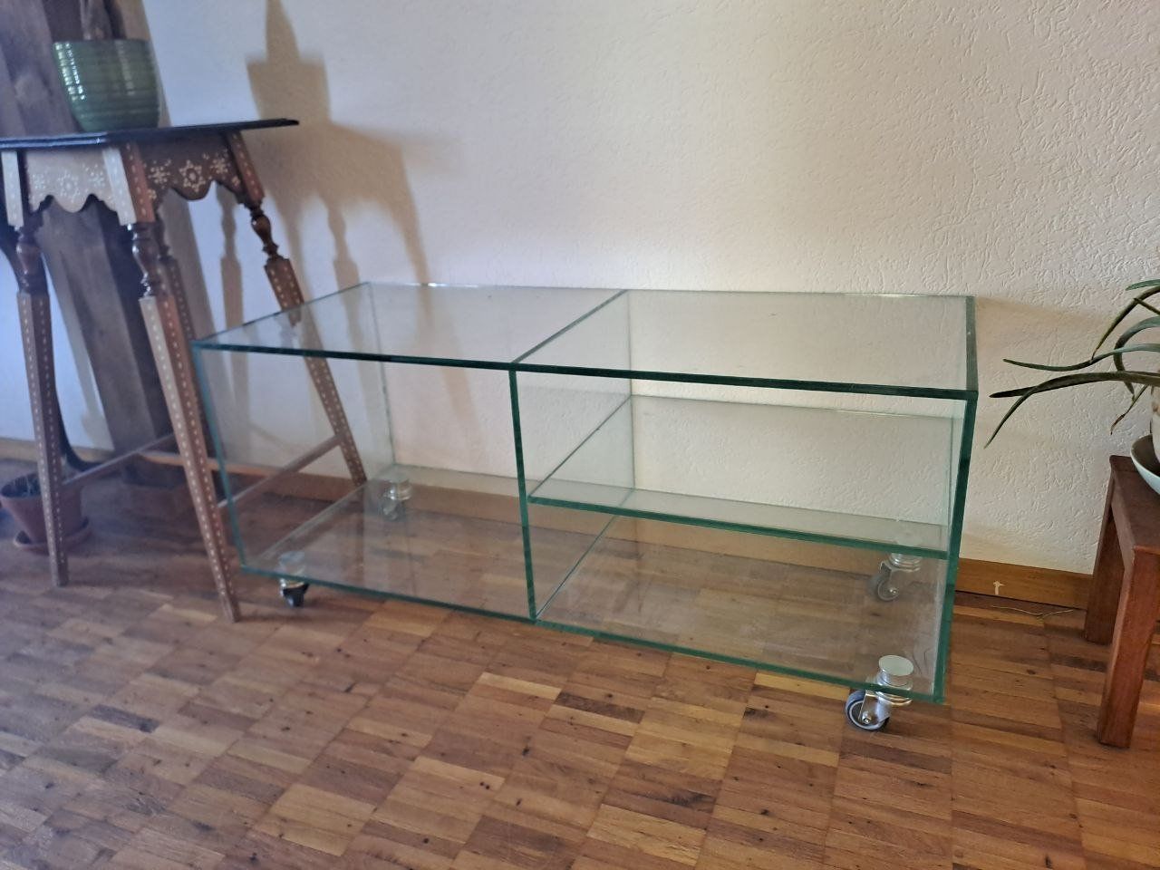 Mobili TV: Glas TV Möbel auf Rollen – Usato da Zürich venduto da tulalitulala