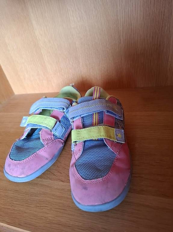 Chaussures filles: Sneaker Gr. 33 – D'occasion à Aathal-Seegräben par DiBritta