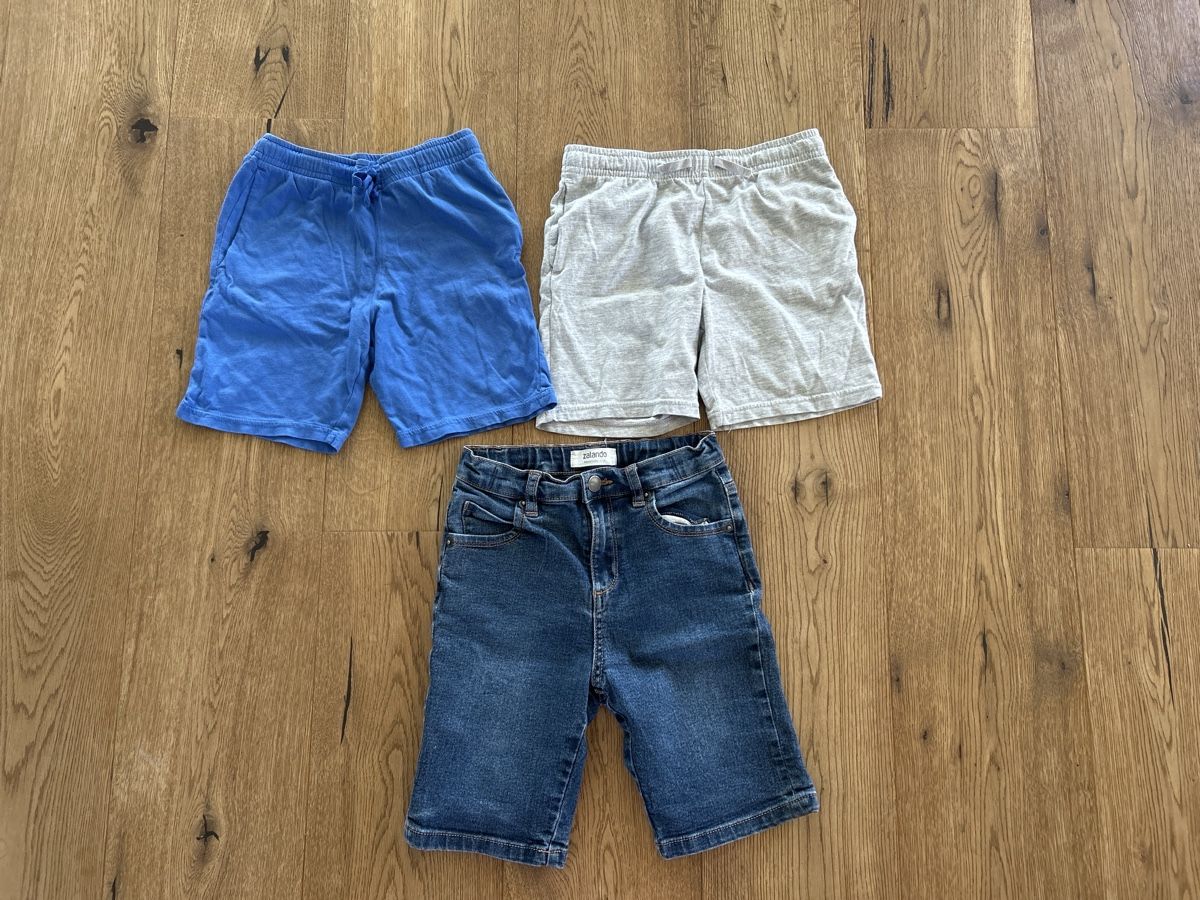 Lotti & Set di vestiti: 3 paar kurze Hosen Gr. 128 – Usato da Lohn-Ammannsegg venduto da Nadintitelius