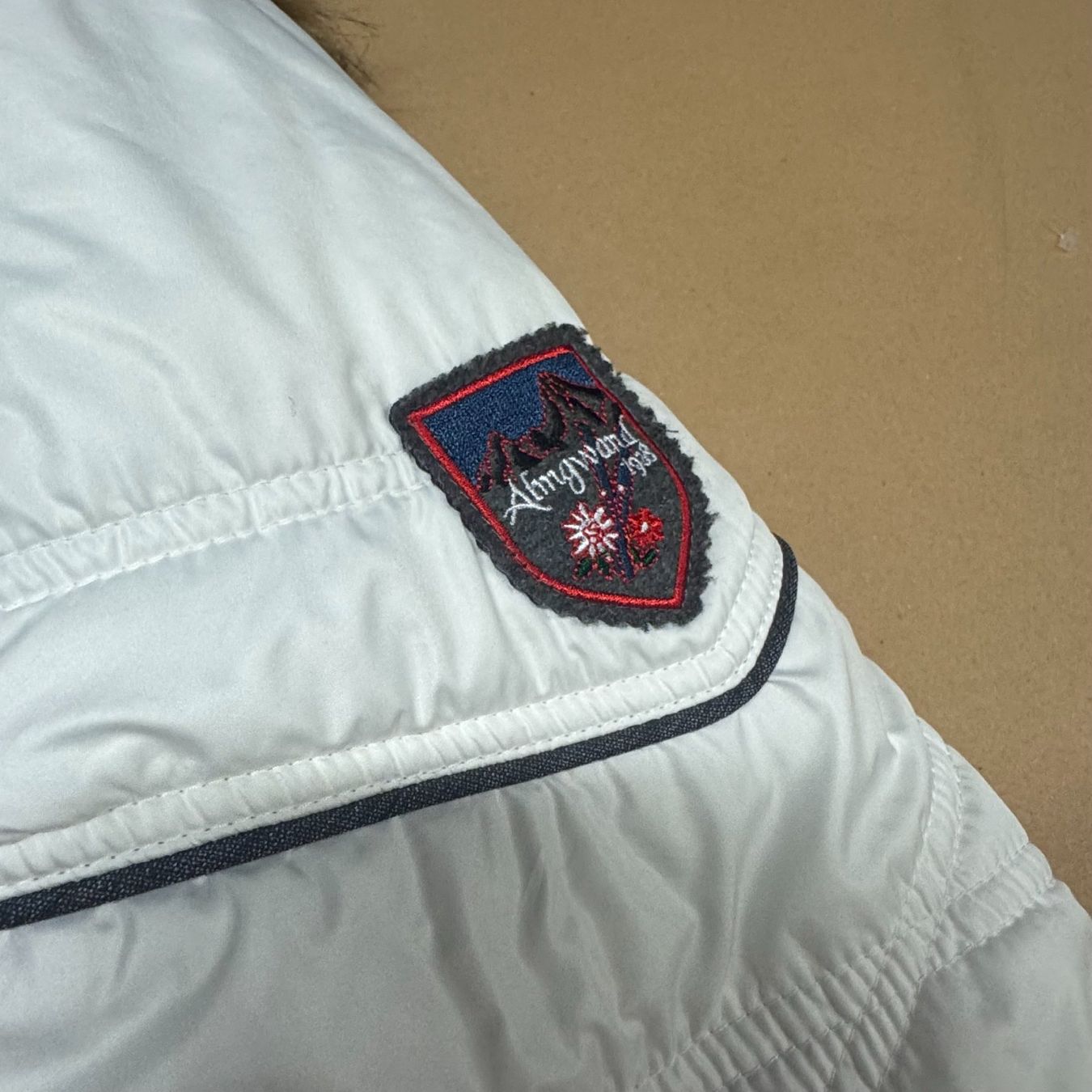 Almgwand Giacche: Almgwand white functional winter jacket warm vintage y2k – Usato da St. Gallen venduto da sourced_limited 4