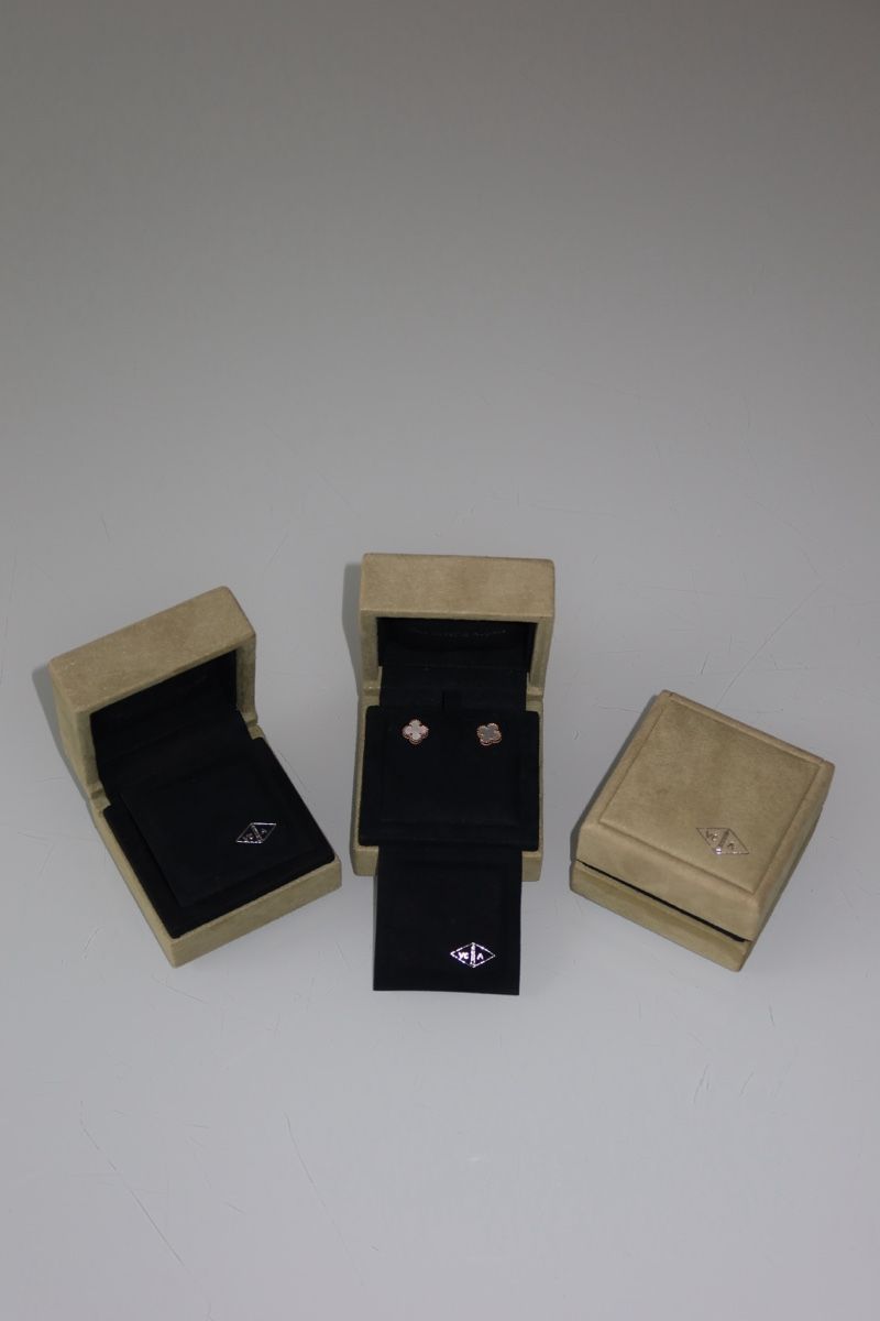 Orecchini pendenti & Orecchini a lobo: Van Cleef & Arpels Sweet Alhambra Earstuds/ Ohrringe – Nuovo (secondo la descrizione) da Zürich venduto da su8_29ks